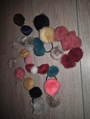 Haaraccessoires met pompons beschikbaar voor biedingen