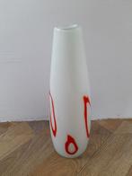 Design witte glazen vaas met rode cirkels, Aardewerk of Porselein, Ophalen of Verzenden, Zo goed als nieuw, Minder dan 50 cm