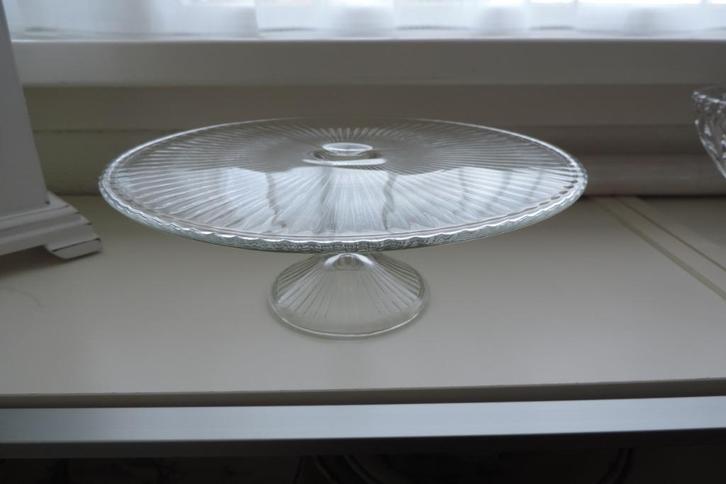 Nieuwe glazen taartschaal, doorsnee 22,5 cm, Huis en Inrichting, Keuken | Servies, Nieuw, Schaal of Schalen, Overige stijlen, Glas