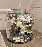 Glazen pot 30x40cm, met talloze mini's van vele hotels, Ophalen, Zo goed als nieuw