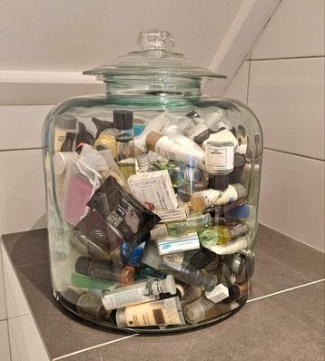 Glazen pot 30x40cm, met talloze mini's van vele hotels beschikbaar voor biedingen