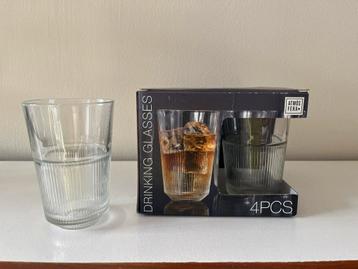 Vier mooie glazen met ribbel beschikbaar voor biedingen