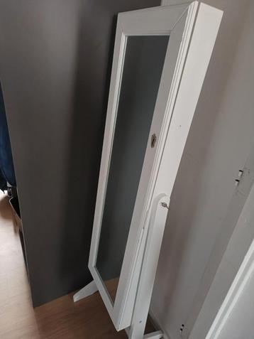 Staande spiegel met opbergfunctie beschikbaar voor biedingen