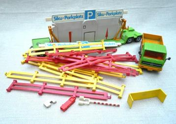 Siku 3713 Mercedes SK + dieplader + Parkplatz set. 1/55. beschikbaar voor biedingen