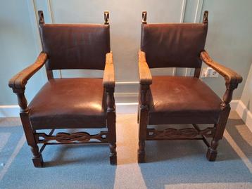 2 mooie authentieke stoelen  beschikbaar voor biedingen