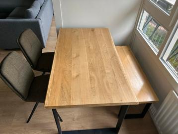 Eettafelset met bank, krukje en stoelen beschikbaar voor biedingen