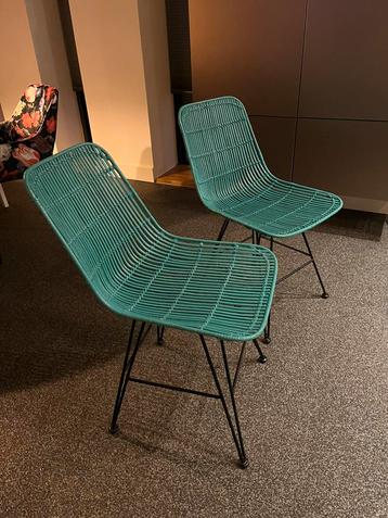 2 stoeltjes stalen frame beschikbaar voor biedingen