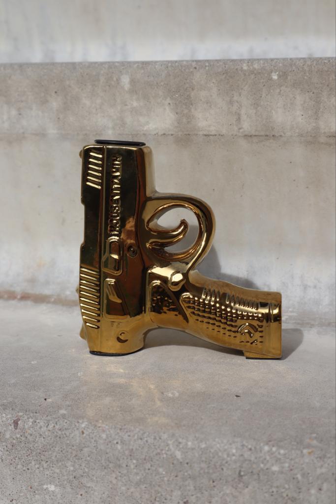 Gouden Pistool Vaas, Huis en Inrichting, Woonaccessoires | Vazen, Nieuw, Geel, Minder dan 50 cm, Overige materialen, Ophalen of Verzenden