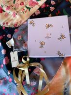 Silk scarf Bijenkorf in doos - mooi cadeau, Ophalen of Verzenden, Nieuw, Sjaal