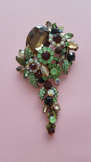 Aparte broche met bruin en groene Swarovski elementen beschikbaar voor biedingen