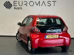 Toyota Aygo 1.0-12V Aspiration Red Navigator Airco 5d Halfle, Auto's, Toyota, Voorwielaandrijving, Euro 5, Gebruikt, Metallic lak