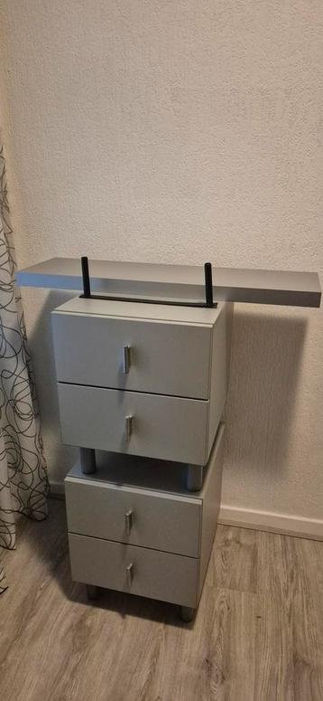 Nachtkastjes zwevende plank beschikbaar voor biedingen