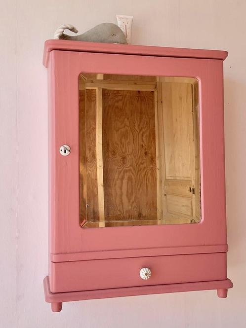 Vintage hangkastje met spiegel deur, leuk voor de babykamer, Huis en Inrichting, Kasten | Overige, Zo goed als nieuw, Ophalen of Verzenden
