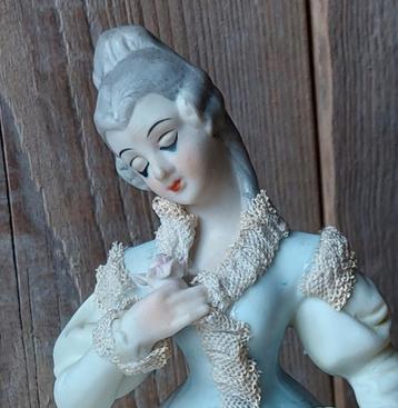oud stenen beeld: vrouw met mantel-rand van echt kant beschikbaar voor biedingen