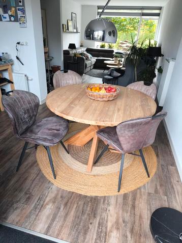 Eettafel massief hout met prachtig onderstel beschikbaar voor biedingen