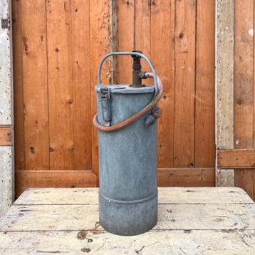 Emmer pot met handpomp zink oud decoratie metaal beschikbaar voor biedingen