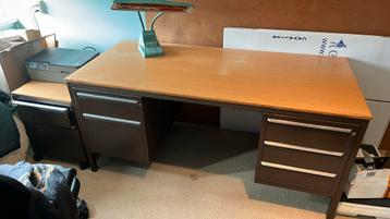 Vintage stalen bureau met houten blad beschikbaar voor biedingen