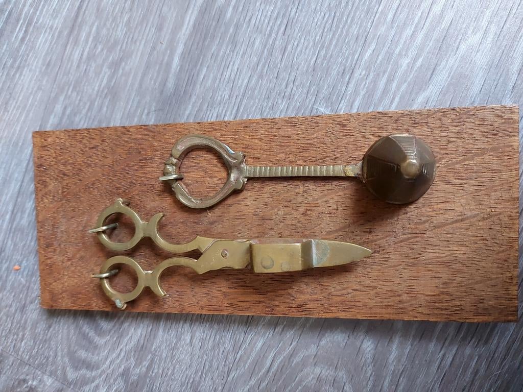 Te koop:messing kaarsendover en lontenschaar op plankje, Antiek en Kunst, Antiek | Gereedschap en Instrumenten, Ophalen of Verzenden