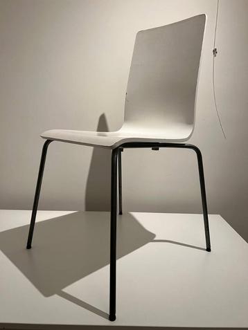 Witte eetkamerstoel beschikbaar voor biedingen