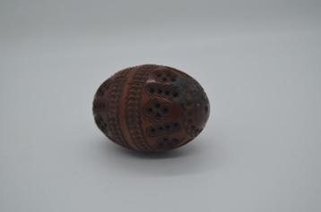 Handgesn. antieke coquilla noten strooiers en pomanders (7) beschikbaar voor biedingen