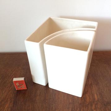 Bloempot vaas vierkant met een twist wit design jaren 80 beschikbaar voor biedingen