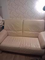 Kleine witte leren bank, Huis en Inrichting, Banken | Bankstellen, Ophalen, Gebruikt, Tweepersoons, Rechte bank