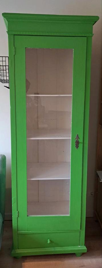 Leuke groene vintage eendeurs vitrinekast