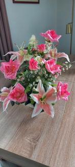 Kunstbloemen op een schaal., Ophalen