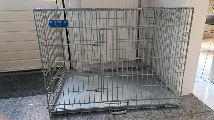 Hondebench kleur grijs L89 cm Br60cm H68cm deur aan lange, Dieren en Toebehoren, Hondenhokken, Gebruikt, Minder dan 65 cm, Ophalen of Verzenden
