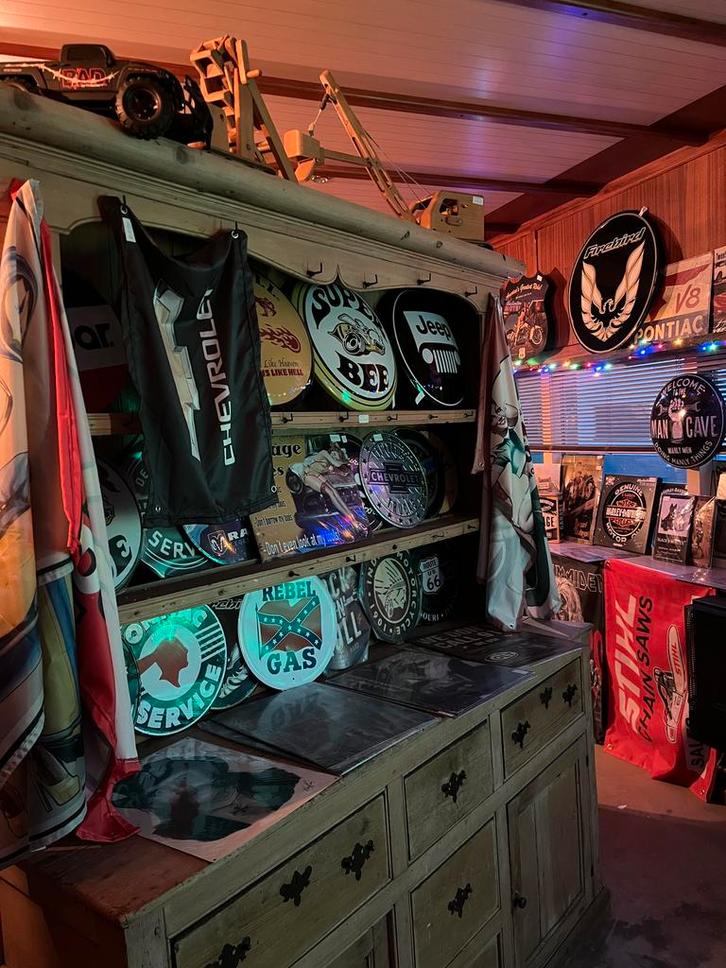 Diverse metalen borden/ vlaggen voor aan de muur, Huis en Inrichting, Barren, Zo goed als nieuw, Ophalen