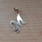 14 karaat 585 gouden letter hanger M met steentje [713], Overige voorstellingen, Verzenden, Zo goed als nieuw, Goud