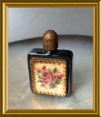 Oud klein glazen parfumflesje met petit point borduurwerk, Antiek en Kunst, Curiosa en Brocante, Ophalen of Verzenden