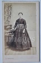 cdv vrouw wijde jurk staand 1860's, Gebruikt, Foto, Voor 1940, Verzenden