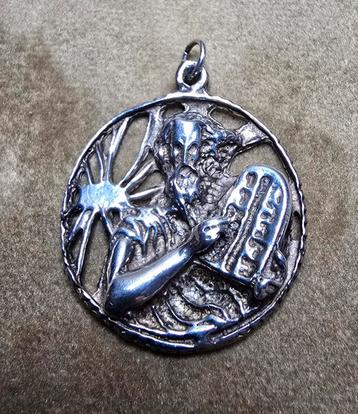 Zilveren hanger Mozes met de 10 geboden beschikbaar voor biedingen