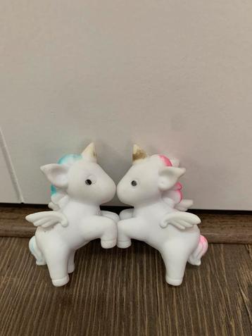 Twee Schattige Eenhoorn Figuurtjes beschikbaar voor biedingen
