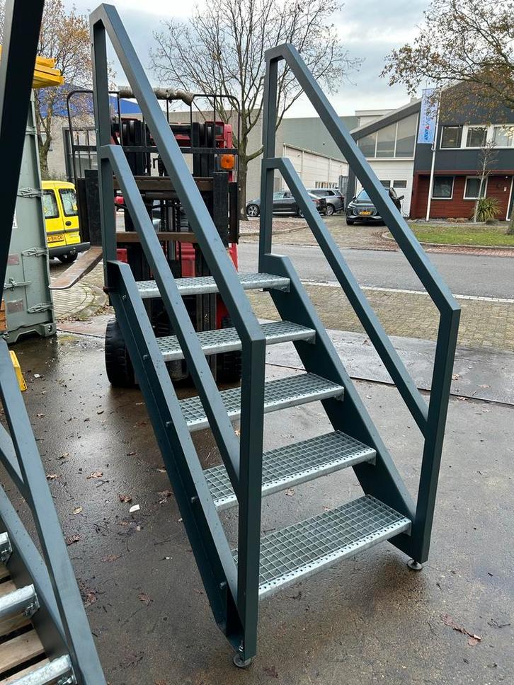 Stalen Trap - Robuust en Duurzaam, Doe-het-zelf en Verbouw, Ladders en Trappen, Zo goed als nieuw, Trap, Minder dan 2 meter, Ophalen