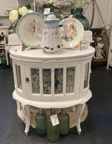 Brocante theekastje - spuitflessen - emaille koffiepot beschikbaar voor biedingen