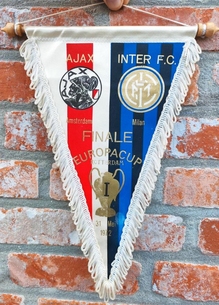 Ajax Amsterdam afc - Inter Milan Milaan 1972 vaantje, Verzamelen, Sportartikelen en Voetbal, Zo goed als nieuw, Vaantje of Sjaal