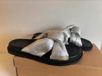 Inuovo zilverkleurige slippers maat 39, Kleding | Dames, Schoenen, Slippers, Overige kleuren, Inuovo, Ophalen of Verzenden