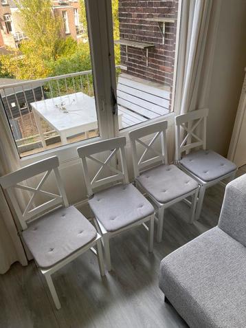 Witte houten Ikea stoelen met kussentje beschikbaar voor biedingen