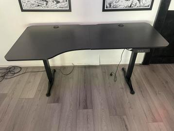 Elektrisch bureau  beschikbaar voor biedingen