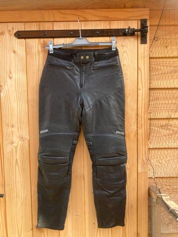 Dames motorbroek maat 40 beschikbaar voor biedingen