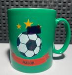 Groene mok met voetbal / Mason. Hoogte 9 cm., Overige materialen, Ophalen of Verzenden, Zo goed als nieuw, Overige stijlen