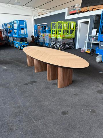 Ovale houten eettafel (Nieuwprijs €7.500) in de verpakking beschikbaar voor biedingen