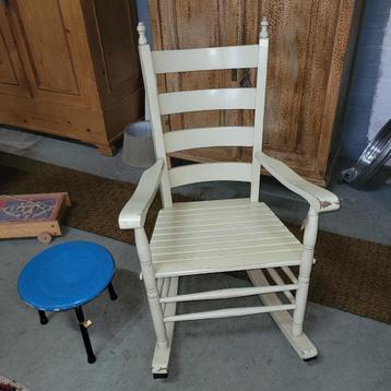 Brocante oude schommelstoel beschikbaar voor biedingen