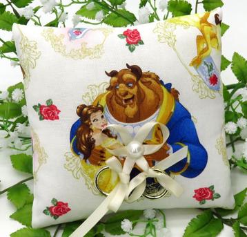 Luxe Disney Belle en Beest ringkussen met crème lint. beschikbaar voor biedingen