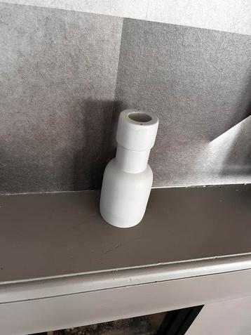 Mooie betonnen kandelaar. beschikbaar voor biedingen