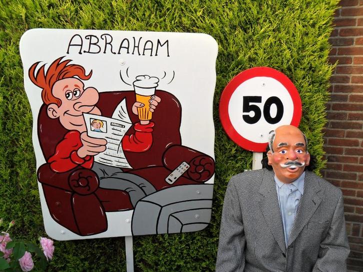 Abraham pop met jong uiterlijk, Abraham voor tv met glasbier, Hobby en Vrije tijd, Feestartikelen | Verhuur, Zo goed als nieuw
