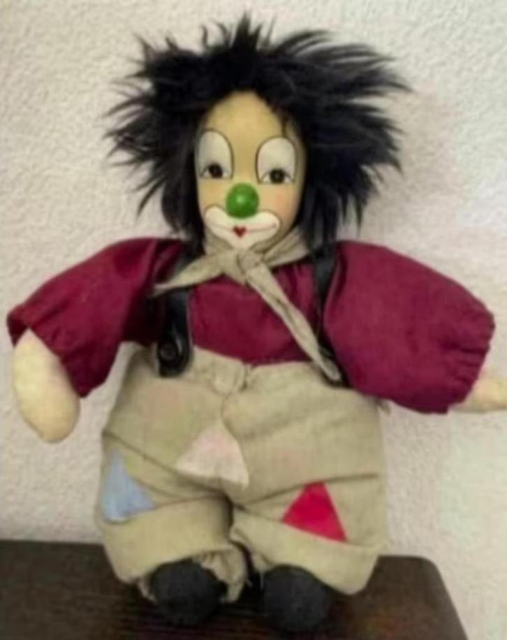 Clownspop met porseleinen gezichtje, pop clown; zwarte haren, Verzamelen, Poppen, Zo goed als nieuw, Pop, Ophalen of Verzenden