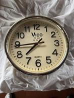 VICO klok op batterij 1ste etage (Nr: 2098), Huis en Inrichting, Woonaccessoires | Klokken, Ophalen, Zo goed als nieuw, Wandklok